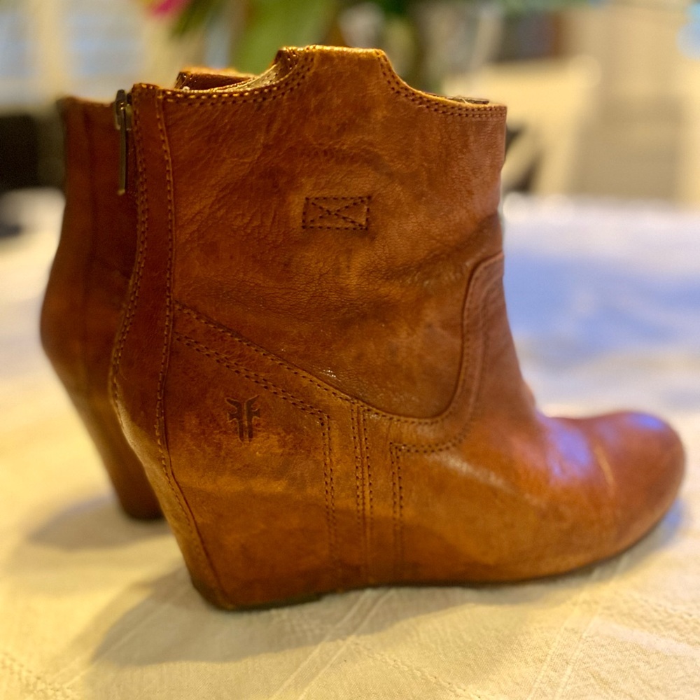 FRYE boots. Size 5. Cute zip closure in the back. Great condition. Leather.